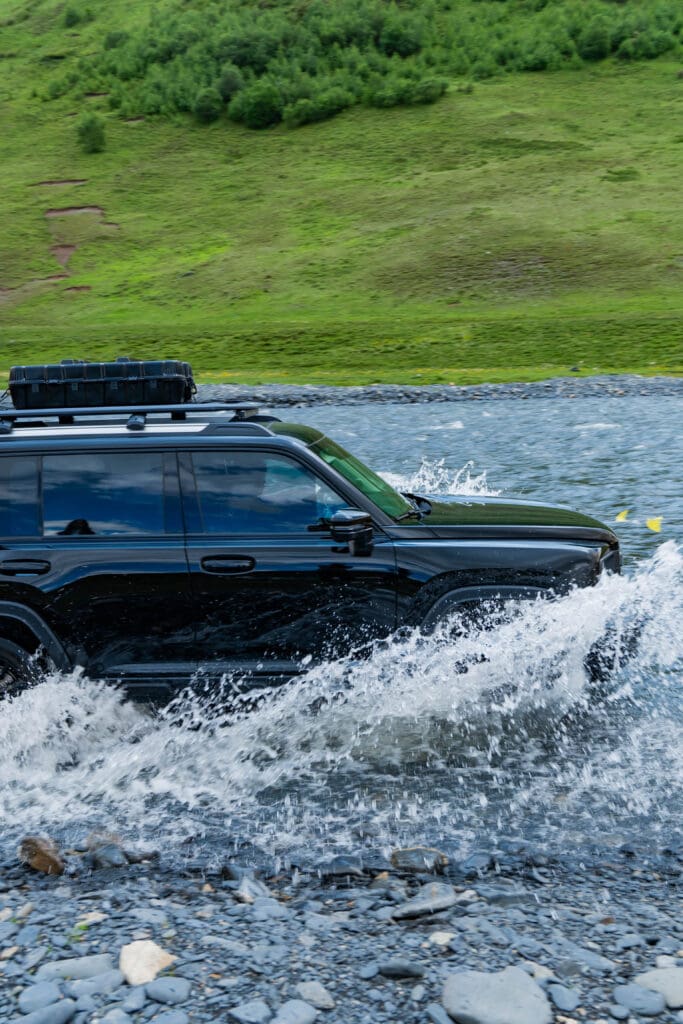 Best Tailor-Made China Tours suv river