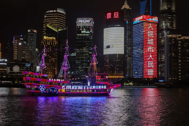 Un Viaggio lungo la Via della Seta: Attraverso il Pamir waitan cruise