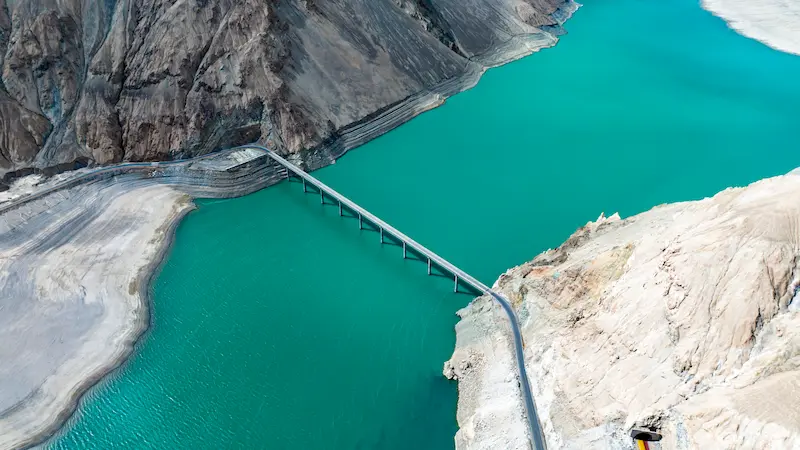 Un Viaggio lungo la Via della Seta: Attraverso il Pamir xiabandi reservoir