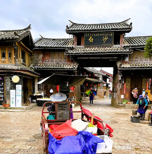 Travel Guide to Yunnan baisha old town door 1