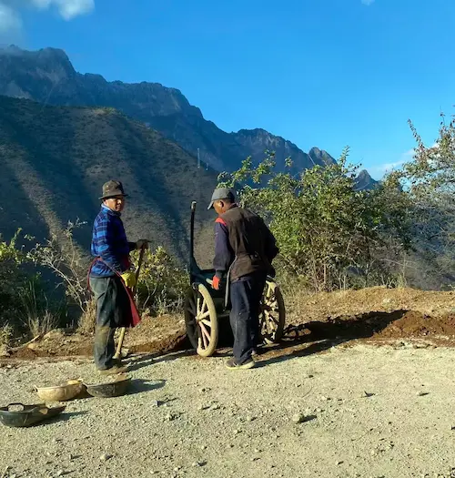 A Photographic Journey Through Rural Yunnan workers yunnan