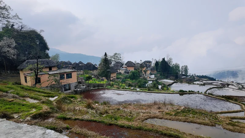 Yuanyang e le Terrazze di Riso Hani: un Mosaico di Terra, Acqua e Cielo azheke village