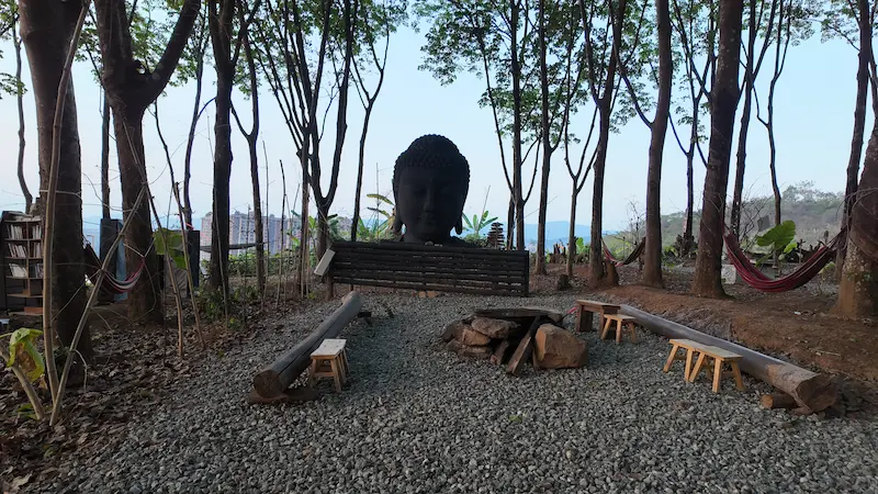 Un Viaggio a Xishuangbanna: Templi, Mercati e Battaglie d’Acqua erengu