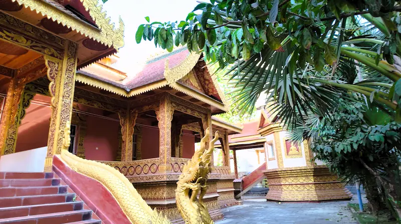 Un Viaggio a Xishuangbanna: Templi, Mercati e Battaglie d’Acqua temple xinshuangbanna 1