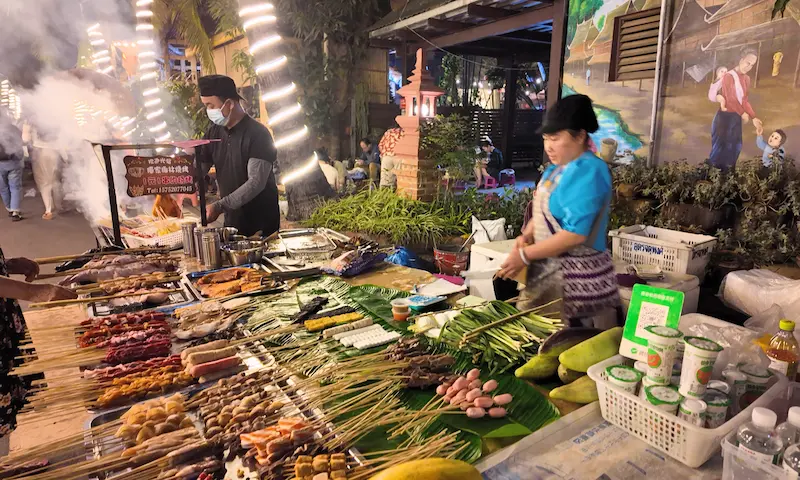 Un Viaggio a Xishuangbanna: Templi, Mercati e Battaglie d’Acqua xishuangbanna market2