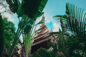 Un Viaggio a Xishuangbanna: Templi, Mercati e Battaglie d’Acqua