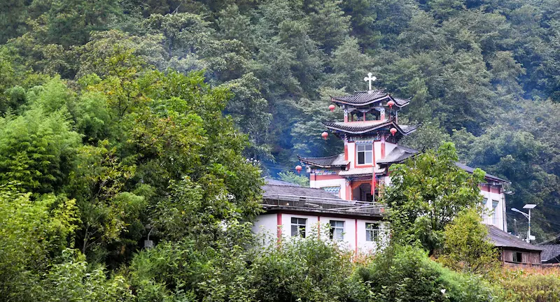 Bingzhongluo: Dove gli Dei e gli Uomini Convivono dimaluo church nujiang gorge