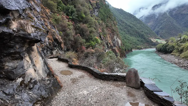 Bingzhongluo: Dove gli Dei e gli Uomini Convivono gentle hike to wuli village nujiang