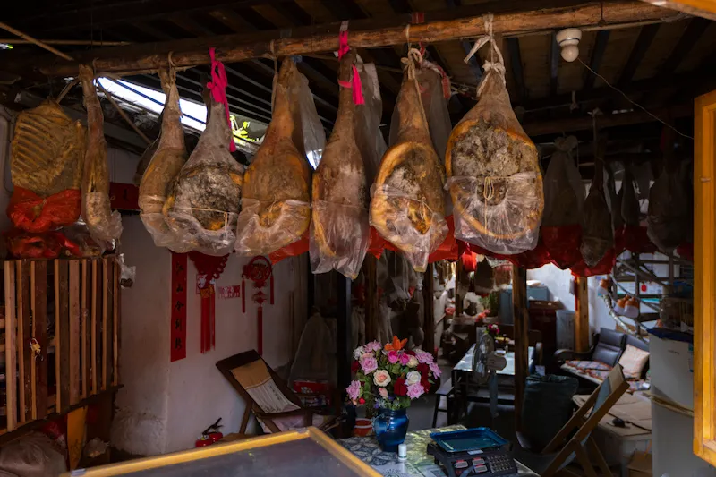 Viaggio a Nuodeng: il Villaggio del Sale sul Pendio delle Tigri nuodeng ham